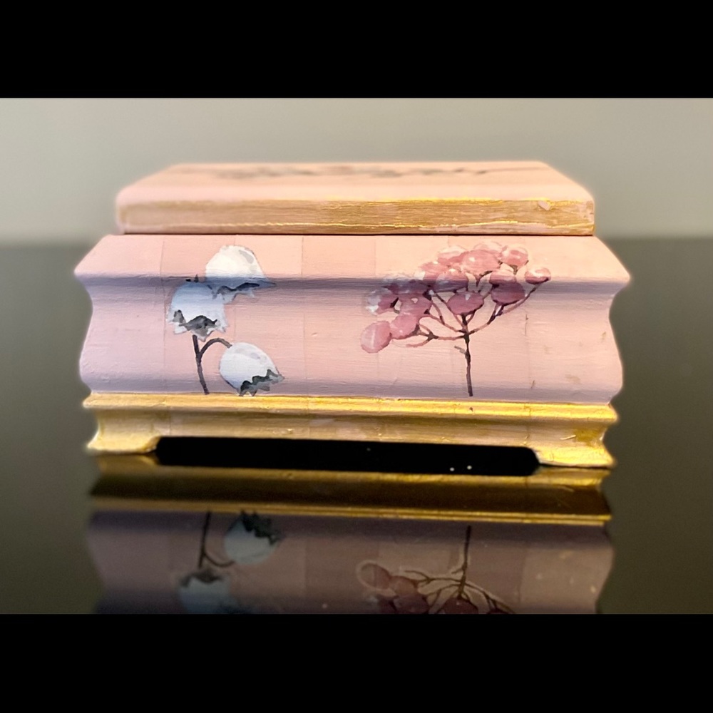 Hand painted vintage keepsake box, floral decor. - Picture 6 of 9